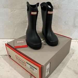 Brand new kids first classic pull on black Hunter Boots. Size US 1/EU 33